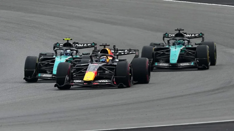LIVE COVERAGE: Verstappen guida il GP Bahrain in Malesia