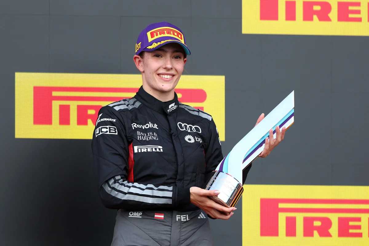 Emma Felbermayr dirige la rejilla inversa en Silverstone