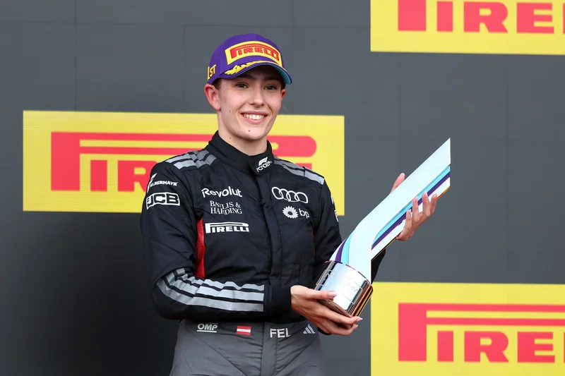 Emma Felbermayr comanda la gara di griglia inversa a Silverstone