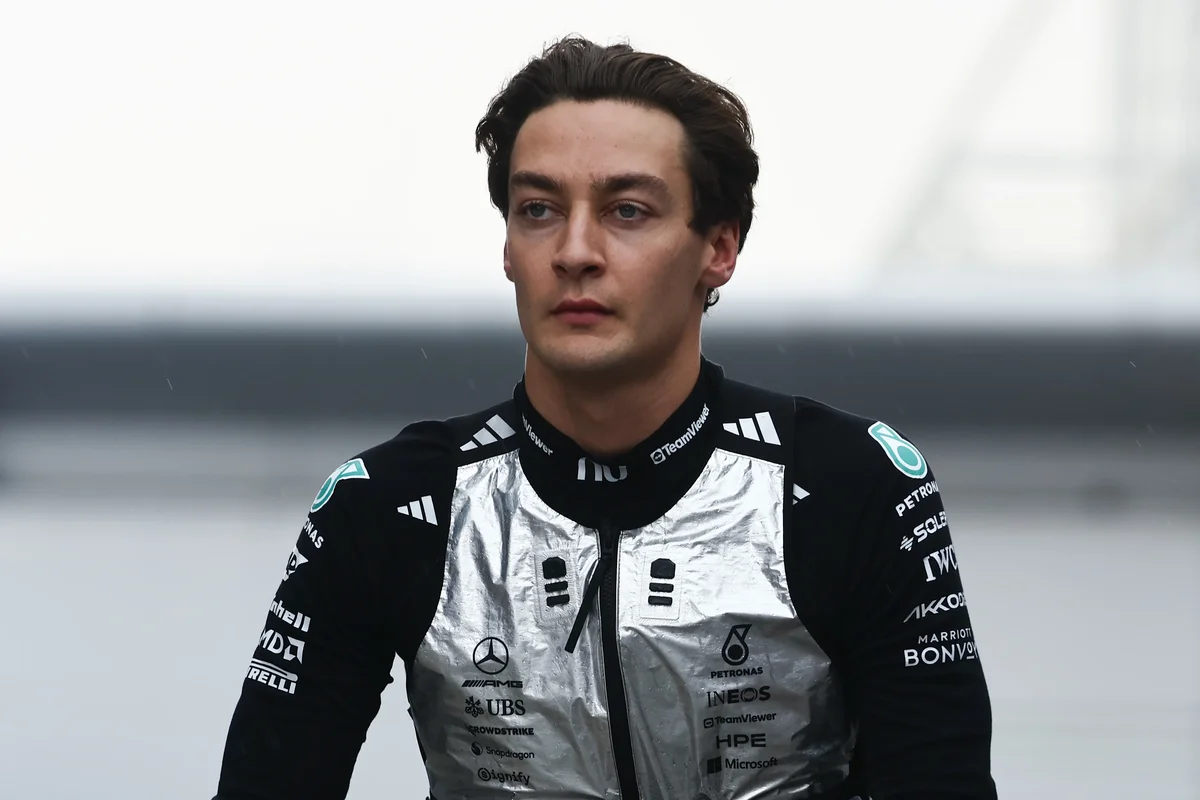 George Russell di fronte alla griglia inizia al Gran Premio di Singapore dopo il guasto del motore