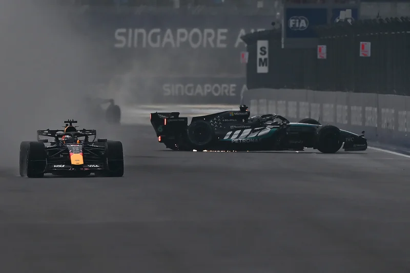 COUVERTURE VIVANTE : Verstappen mène Singapore Sprint après l'accident de Russell