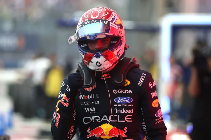 Verstappen maîtres Singapour sprint que le chaos éclate et McLarens collision