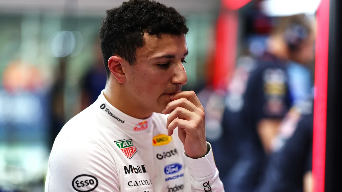 Isack Hadjar recupera punto da pit lane a Singapore Grand Prix di recupero
