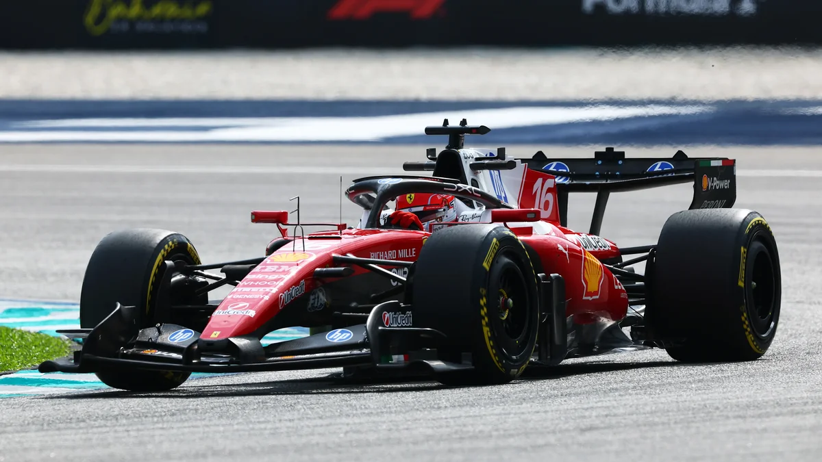 Charles Leclerc lidera Isack Hadjar en segunda práctica caótica en Sepang