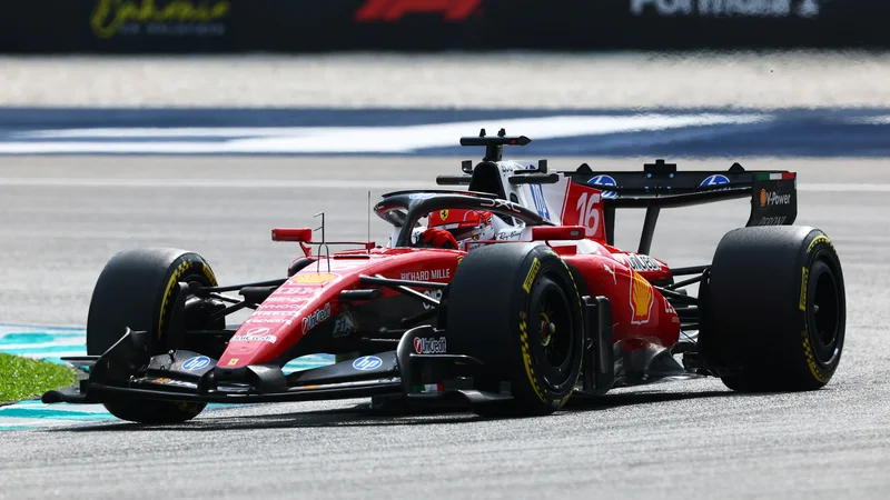 Charles Leclerc guida Isack Hadjar nella seconda pratica caotica a Sepang