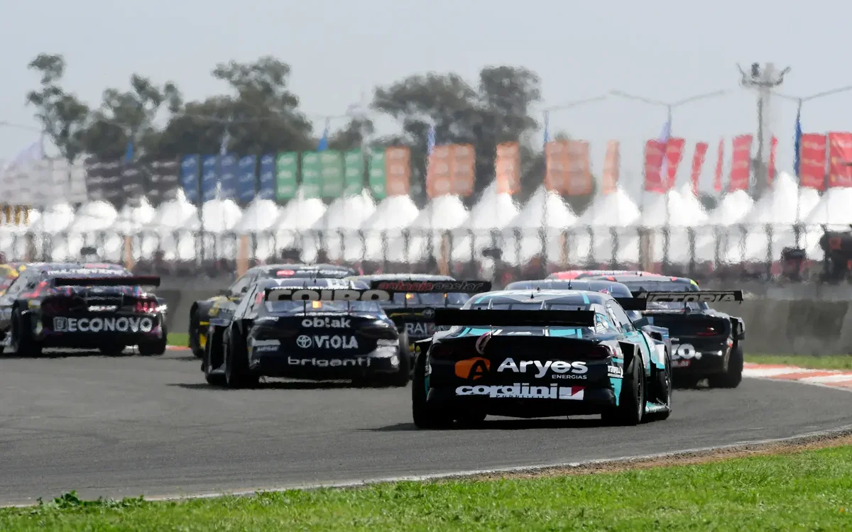 The starting grid for the Turismo Carretera final in San Nicolás