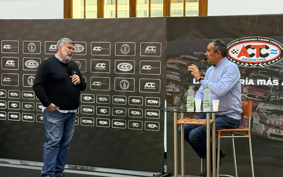 Mauricio Mansilla shares 30 years of paddock journalism experience with students in Buenos Aires