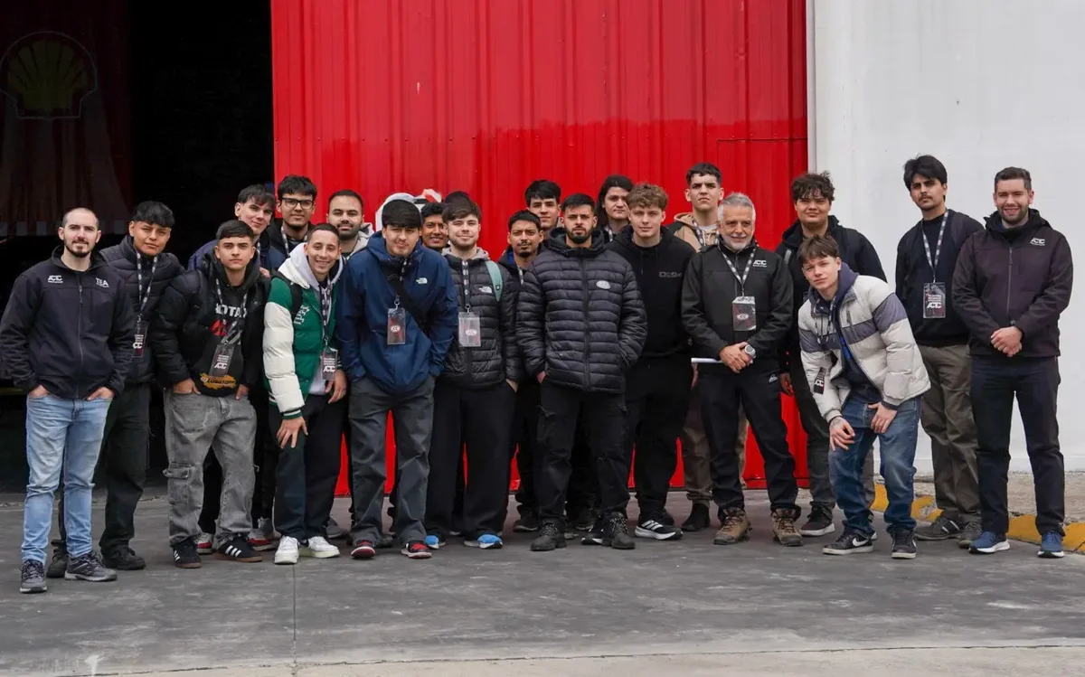 Students of the ACTC specialist mechanic diploma tour Autódromo Roberto Mouras