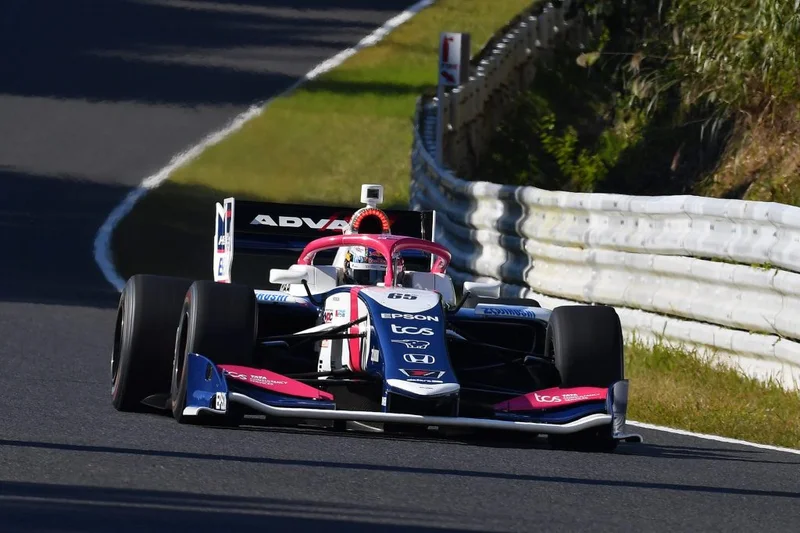 Toshiki Oyu conduce la pratica di Suzuka come looms dello spettacolo del titolo