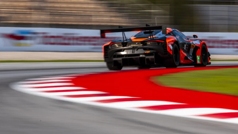 Tom Fleming setzt Garage 59 McLaren auf LMGT3 Pol in Barcelona