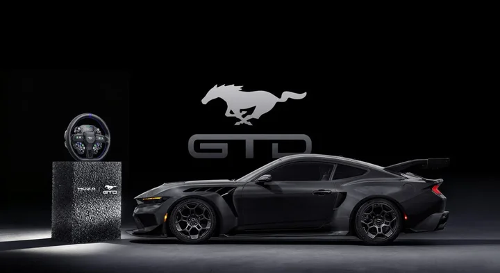 Sous licence officielle Ford : bande centrale bleu Ford et surpiqûres inspirées de la Mustang GTD
