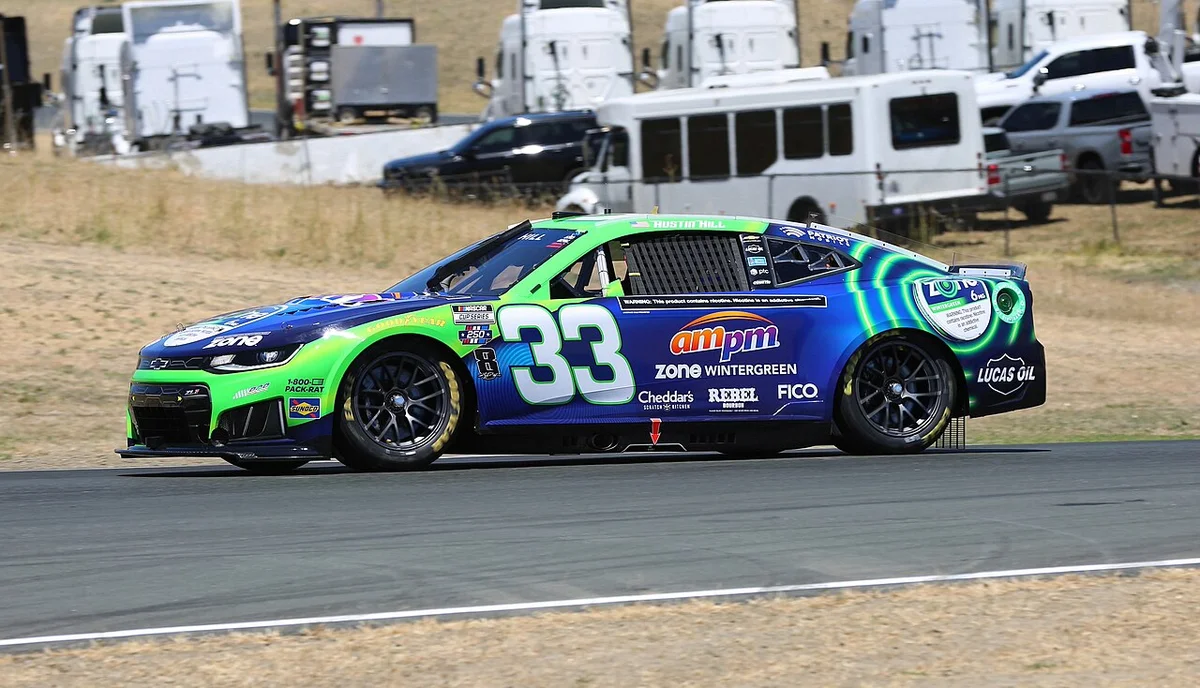 Austin Hill scatta al spotter Derek Kneeland dopo l'ultima esecuzione con SVG