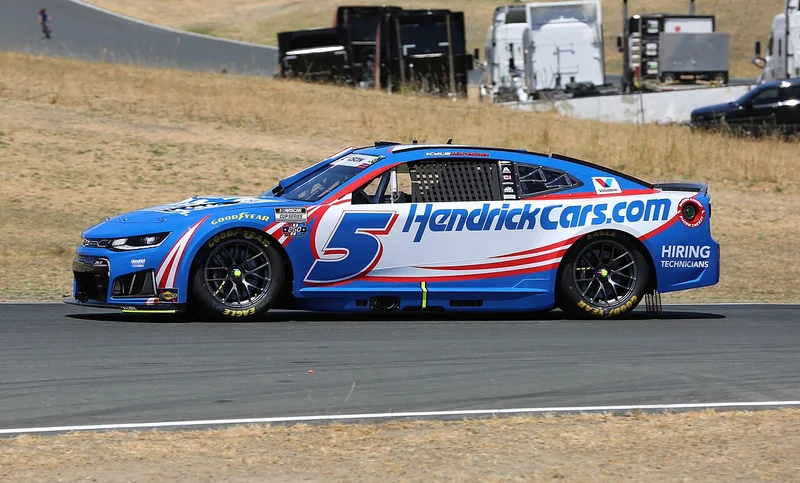 La carica di playoff di Kyle Larson disegna il massimo dei confronti di Jimmie Johnson
