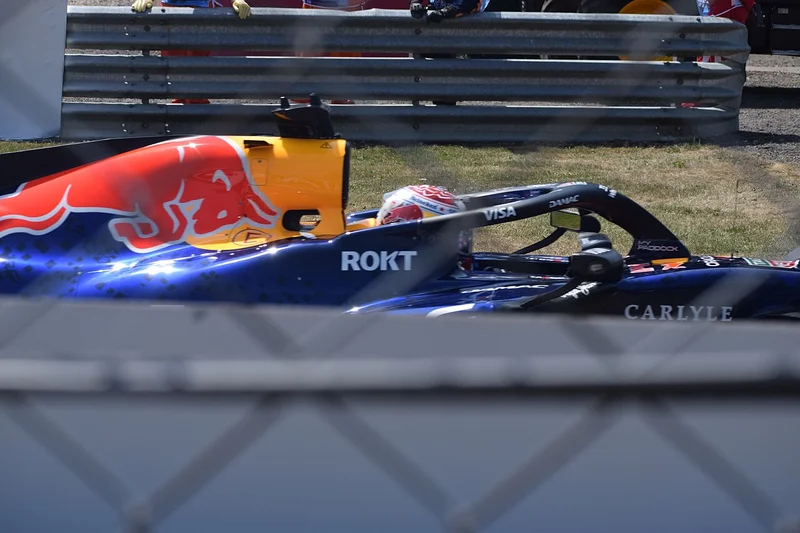 Max Verstappen scherza sul suo sedile Red Bull dopo che Robin Raikkonen si unisce alla squadra junior