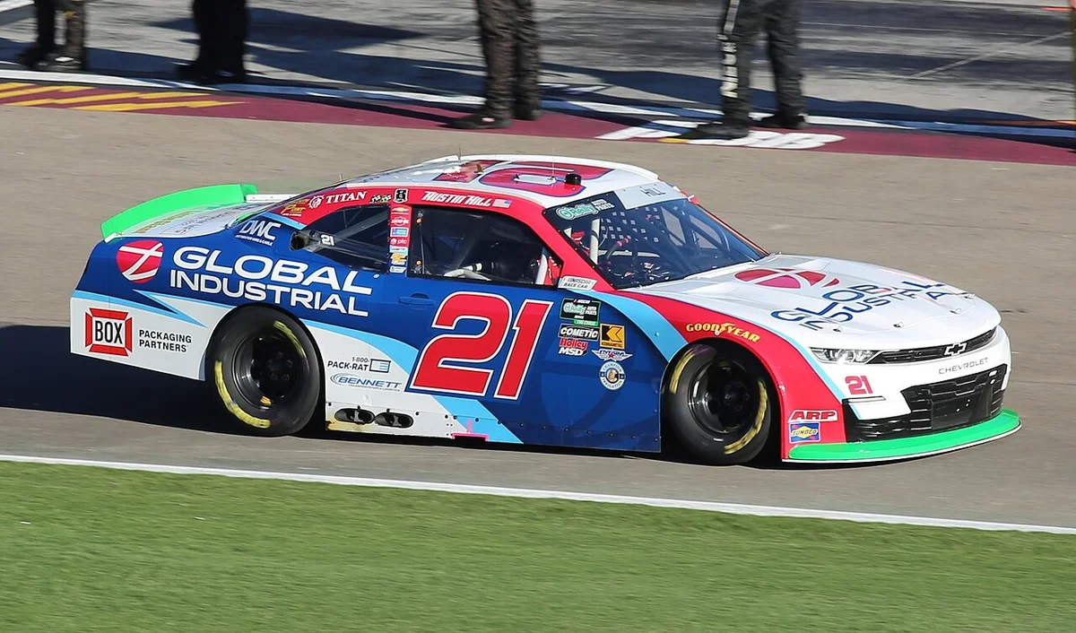 Jesse Love håller av Sam Mayer för Phoenix vinna efter vild NASCAR O'Reilly strid