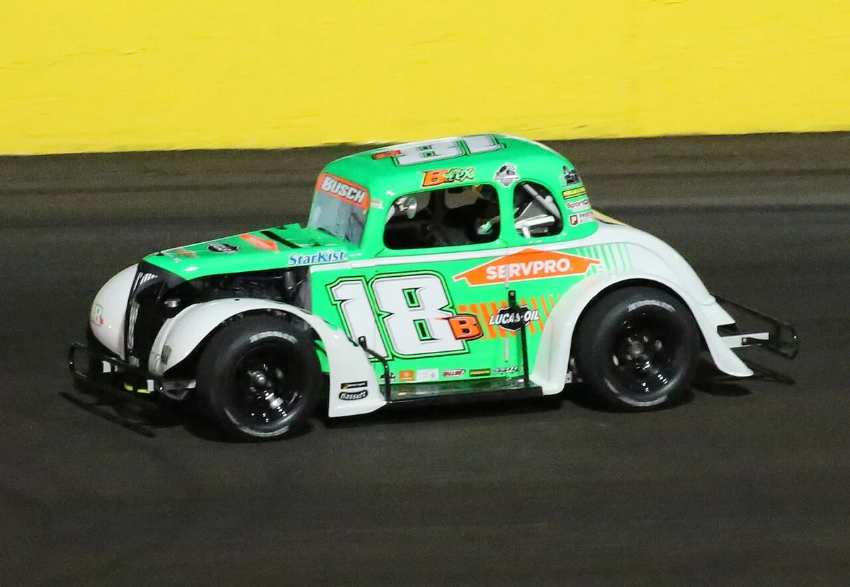 Brexton Busch conduce el coche de carreras Richard Childress de Kyle Busch en Charlotte homenaje
