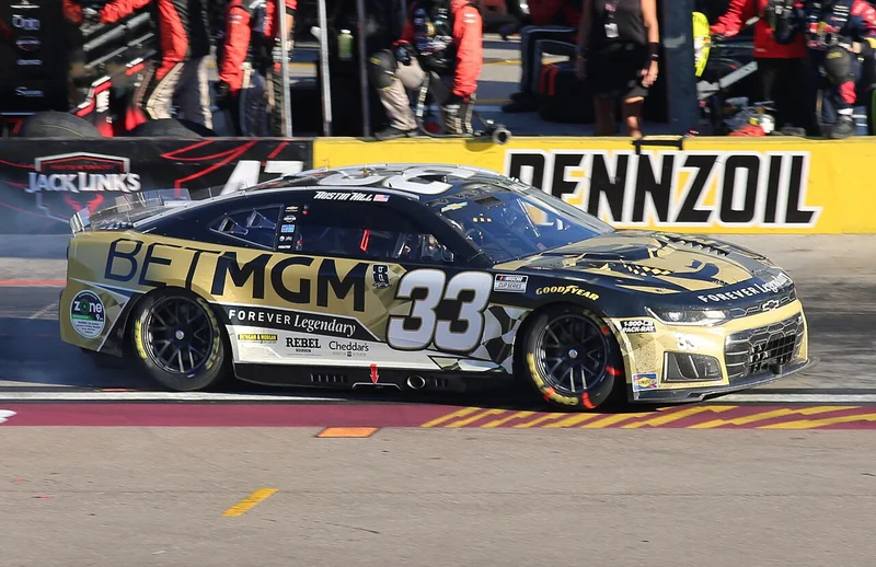 Jesse Love håller av Sam Mayer för Phoenix vinna efter vild NASCAR O'Reilly strid