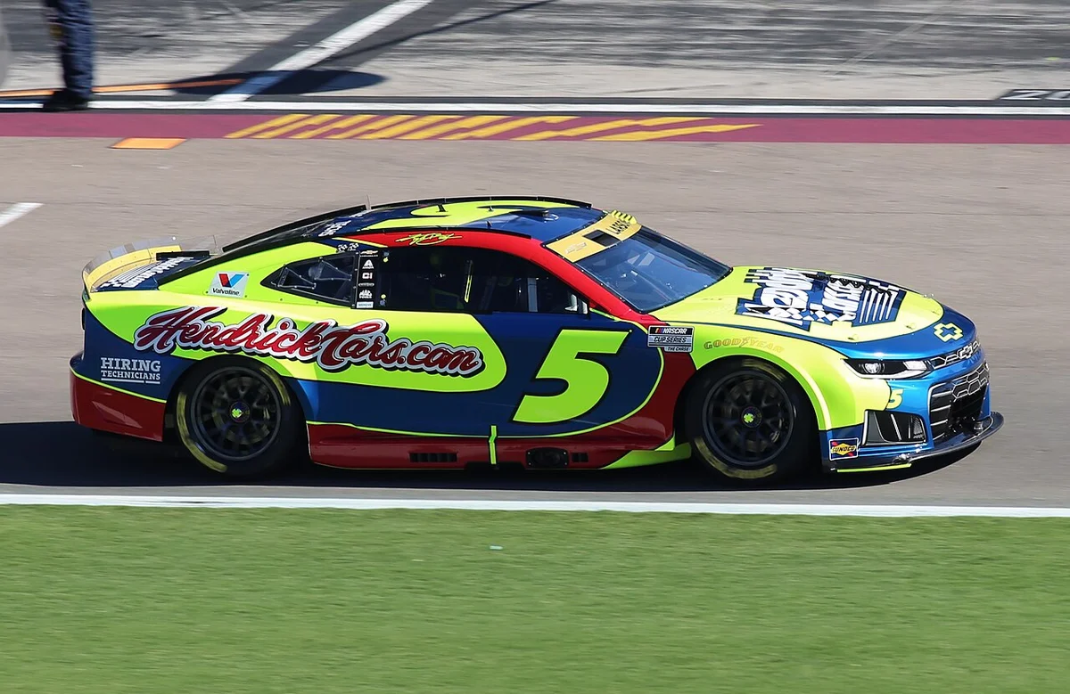 Brexton Busch conduce el coche de carreras Richard Childress de Kyle Busch en Charlotte homenaje